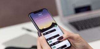 Kobieta przy biurku korzysta z aplikacji do planowania czasu na telefonie