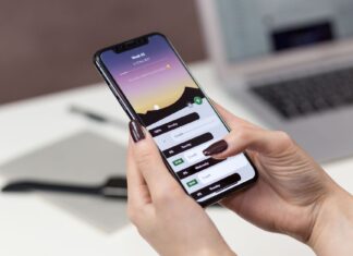 Kobieta przy biurku korzysta z aplikacji do planowania czasu na telefonie