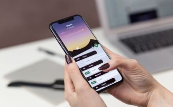 Kobieta przy biurku korzysta z aplikacji do planowania czasu na telefonie