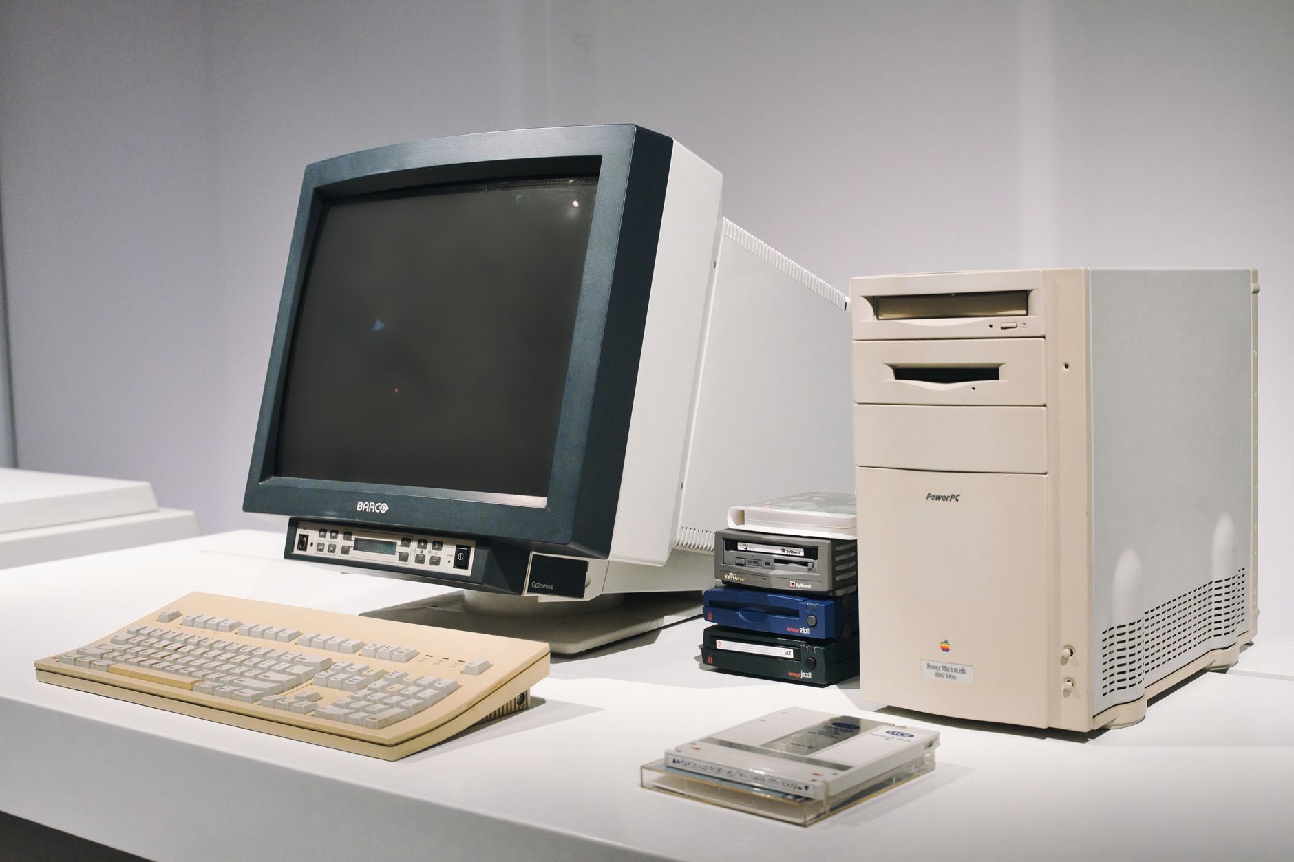 Retro zestaw komputerowy z monitorem CRT w salonie
