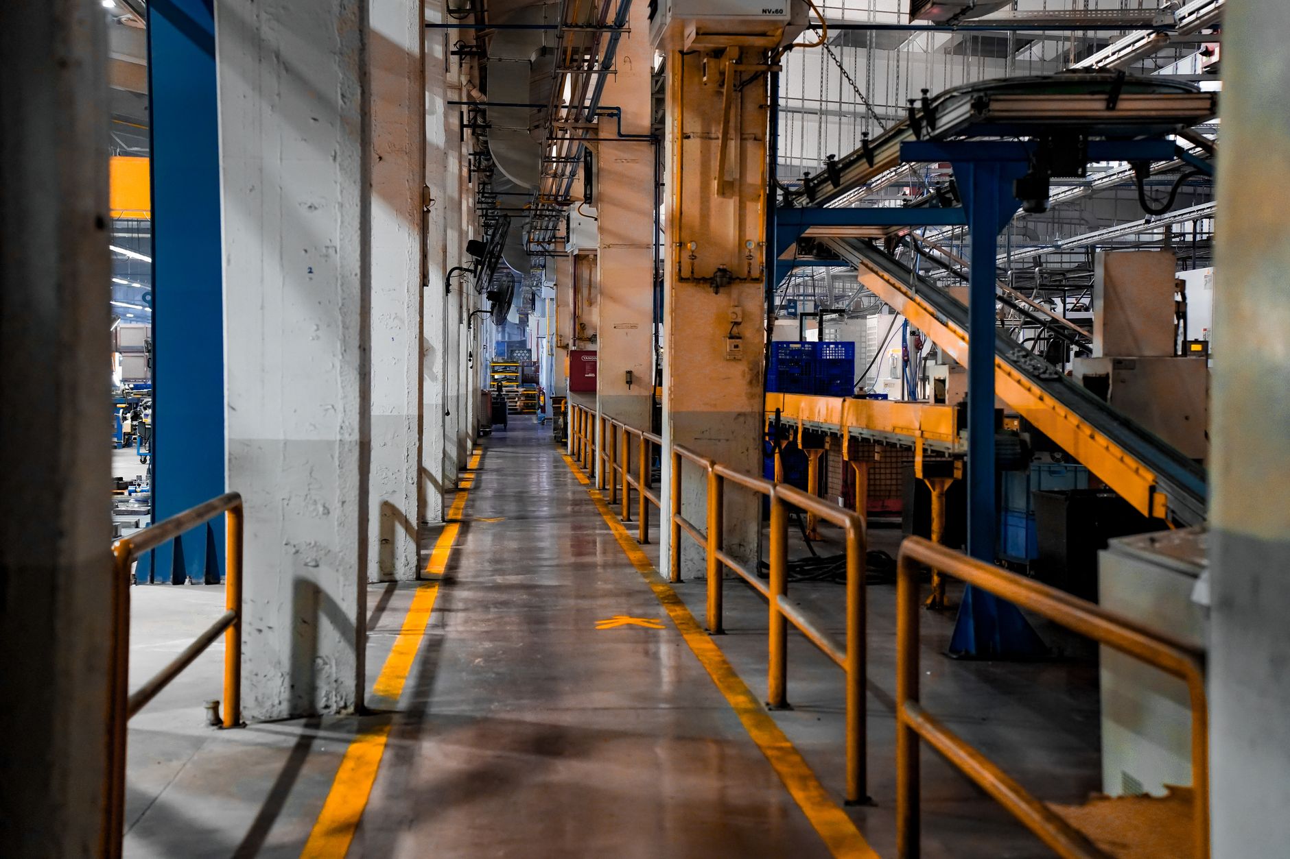 Wnętrze nowoczesnej fabryki z liniami taśmowymi i maszynami industrialnymi