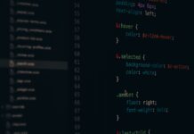 Kolorowe linie kodu CSS na ekranie komputera do tworzenia stron