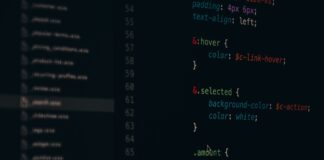 Który język programowania jest dziś najbardziej opłacalny finansowo i przyszłościowy na rynku IT Kolorowe linie kodu CSS na ekranie komputera do tworzenia stron