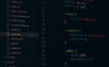 Kolorowe linie kodu CSS na ekranie komputera do tworzenia stron
