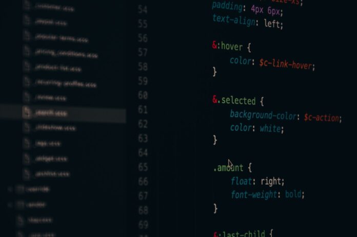 Kolorowe linie kodu CSS na ekranie komputera do tworzenia stron