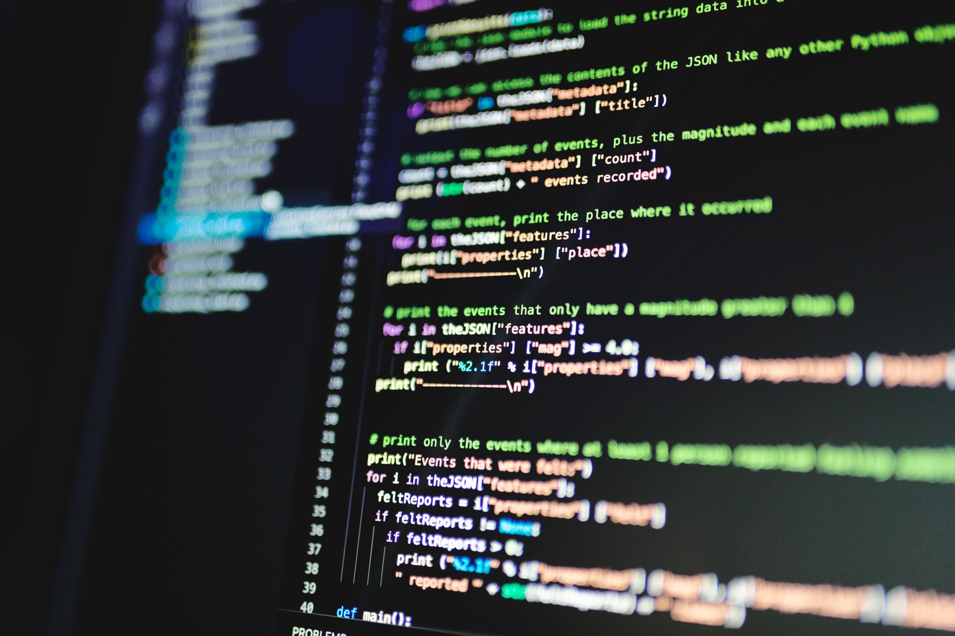 Kolorowy kod programowania na monitorze komputera w ciemnym tle