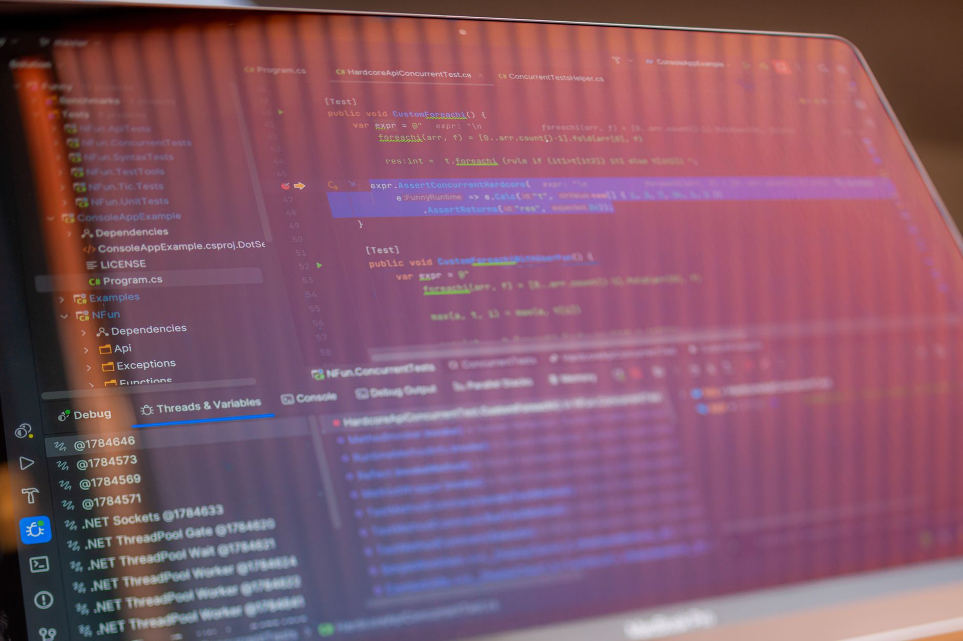 Zbliżenie na ekran komputera z kodem programistycznym i odbiciami
