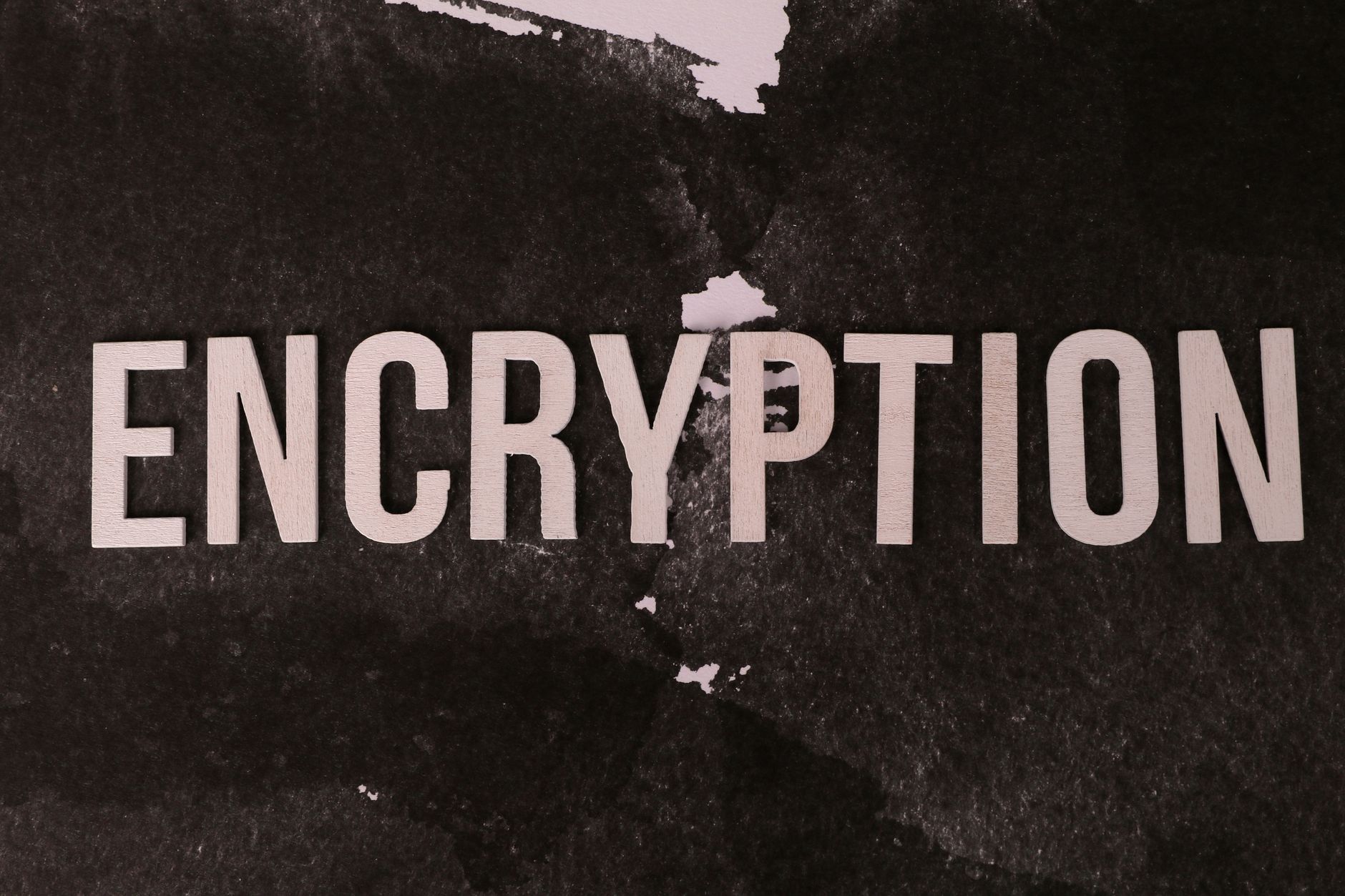 Czarno-biały napis ENCRYPTION symbolizujący szyfrowanie danych w chmurze