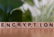 Jak nowe aktualizacje Apple, Google i Microsoft wpływają na bezpieczeństwo Twoich danych w chmurze Drewniane klocki z napisem encryption symbolizujące szyfrowanie danych