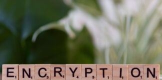 Jak nowe aktualizacje Apple, Google i Microsoft wpływają na bezpieczeństwo Twoich danych w chmurze Drewniane klocki z napisem encryption symbolizujące szyfrowanie danych